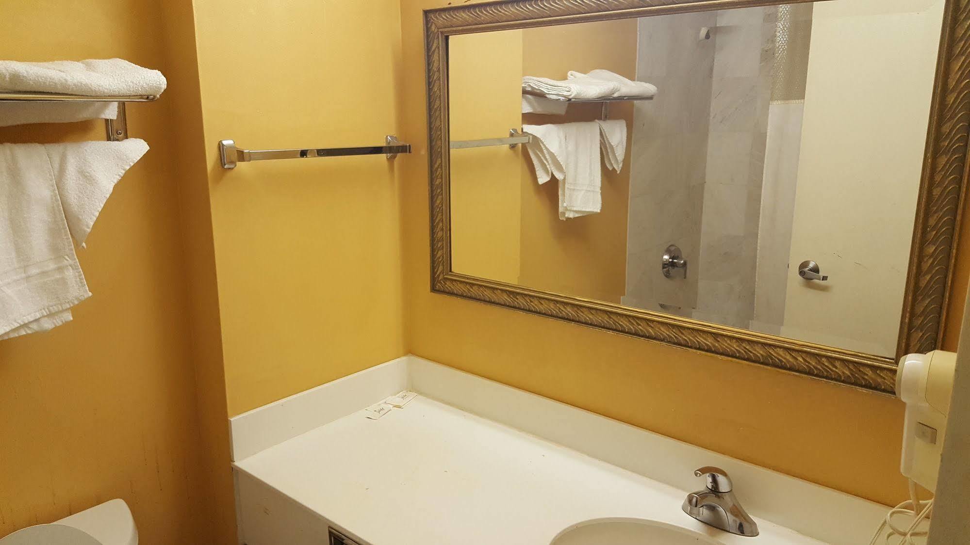 Northeast Garden Inn Лорел Экстерьер фото